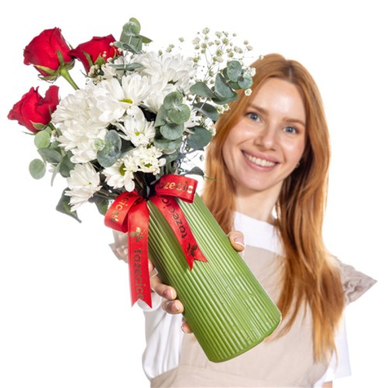 Fanusta Bembeyaz Taze Güller